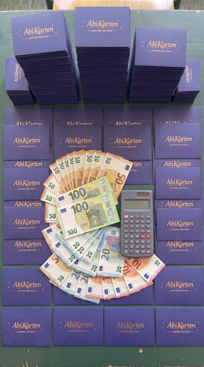 Symbolbild (mit KI erstellt): Geldscheine zwischen AbiKarten-Packs
