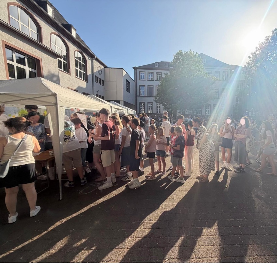 Lange Schlange am Verkaufsstand beim Schulfest, eine Abikassen-Aktion in Aktion