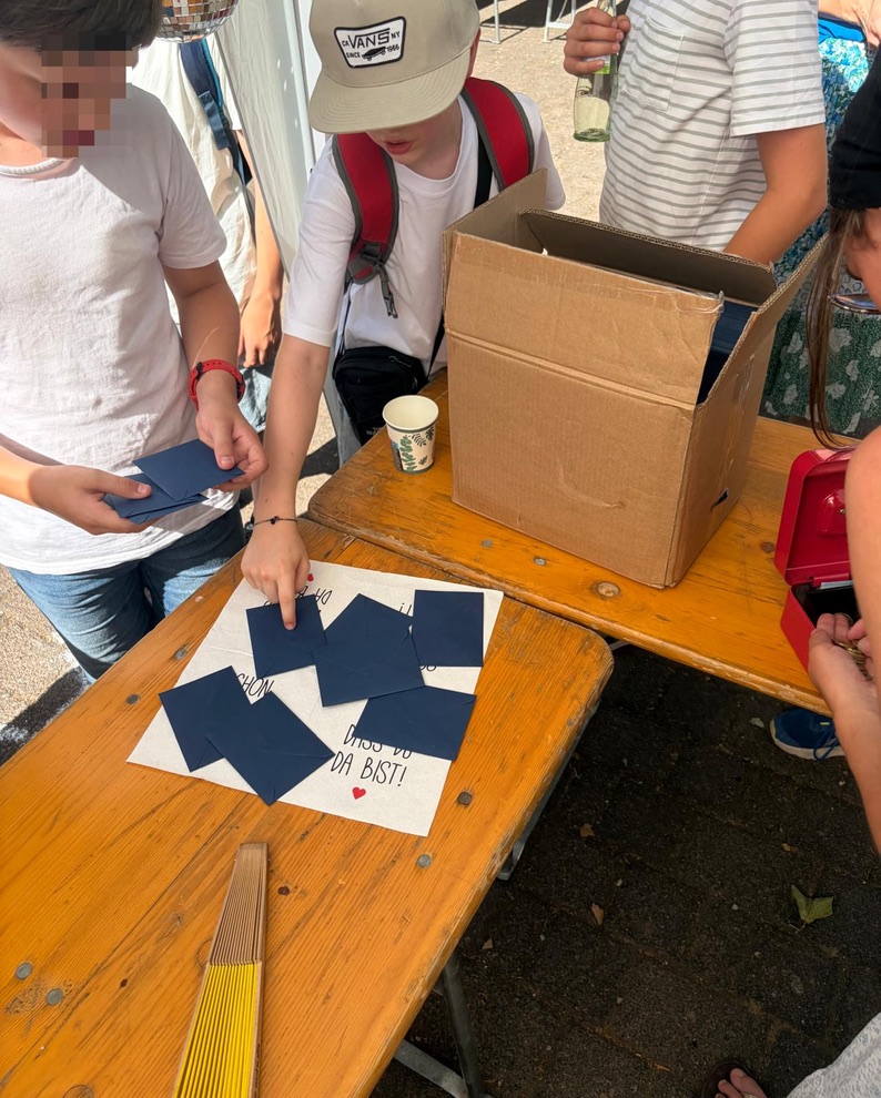 Versiegelte Kartenpacks am Verkaufsstand in der Schule